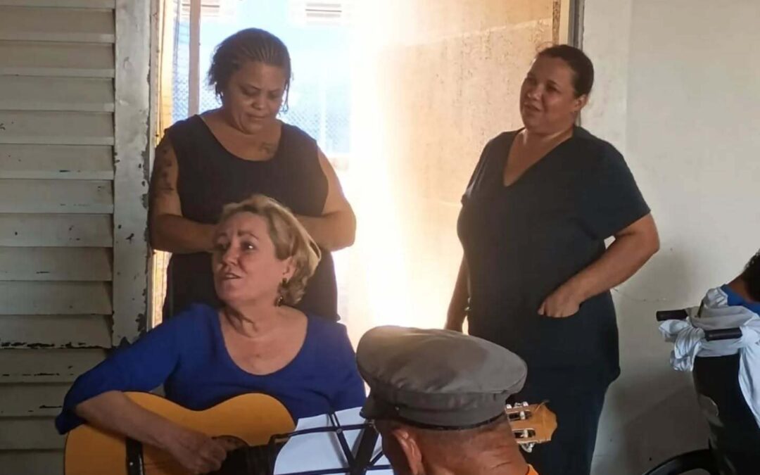 Casa André Luiz recebe visita especial da jornalista Rosicris, da TV Barretos